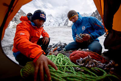 David Lama et Peter Ortner préparent leur matériel d'alpinisme