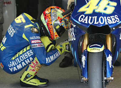 Il pilota MotoGP Valentino Rossi con la sua Yamaha M1 nel 2004