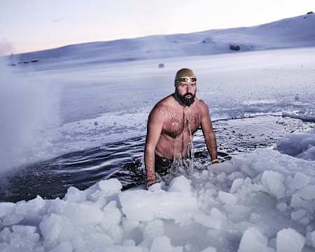 Nur für Fortgeschrittene: Josef Köberl beim Eisbad im gefrorenen Augstsee
