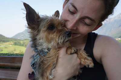 La travel blogger Gigi Griffis con il suo cane Luna in Slovenia