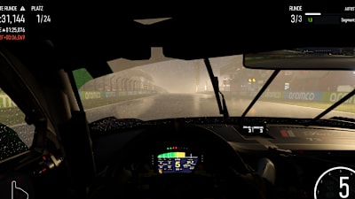 Screenshot aus Forza Motorsport zeigt ein Nachtrennen bei Regen aus der Cockpit-Ansicht.