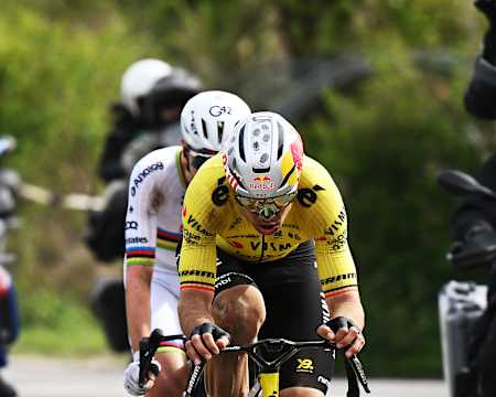Tadej Pogacar und Wout van Aert fahren zusammen während des Rennens der Männer Elite am 12. April 2026 in Roubaix, Frankreich.