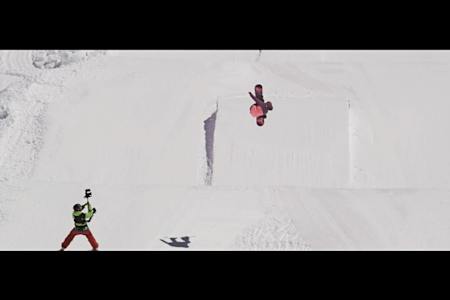 Katie Ormerod en vol lors de sa première féminine d'un double-cork 1080.
