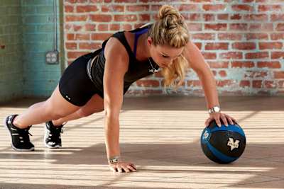 Lindsey Vonn shows one-handed core exercise with ball