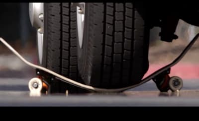 Skateboard-Deck im Härtetest.