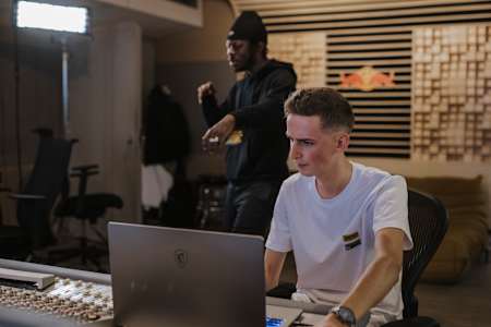 Le beatmaker Ysos au boulot avec le rappeur Bolemvn lors d'un enregistrement au Red Bull Studios Paris.