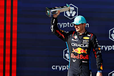 Max Verstappen célèbre sa seconde place sur le podium du Grand Prix de Miami de Formule&nbsp;1.