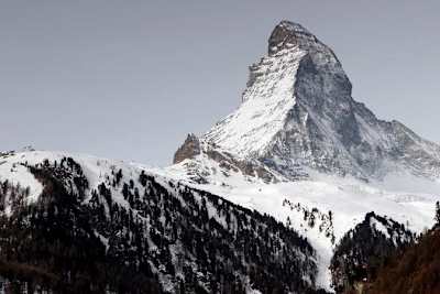 Avec une altitude de 4’478 m, le Mont Cervin est la plus montagne la plus connue de Suisse et est considérée comme un véritable emblème. 