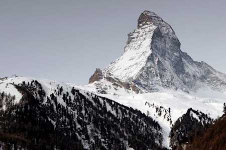 Avec une altitude de 4’478 m, le Mont Cervin est la plus montagne la plus connue de Suisse et est considérée comme un véritable emblème. 