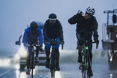 電解質を含むスポーツドリンクは体内から失われた塩分の補給に役立つ