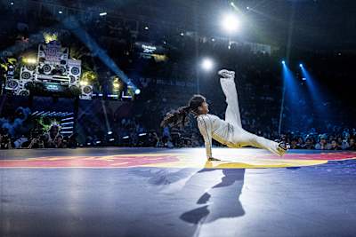 A Índia faz um foguete no palco do Red Bull BC One World Final 2024.