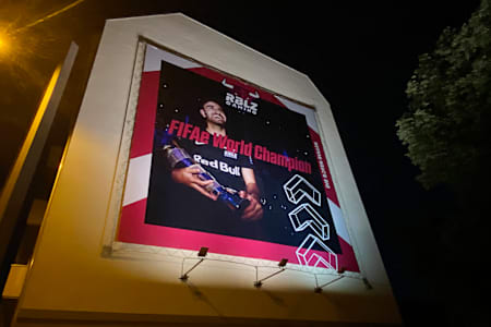 FIFA-Weltmeister Umut Gültekin auf einem riesigen Poster.