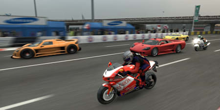 Screenshot aus dem Spiel Project Gotham Racing 4 zeigt Motorräder und Sportwagen bei einem Rennen.