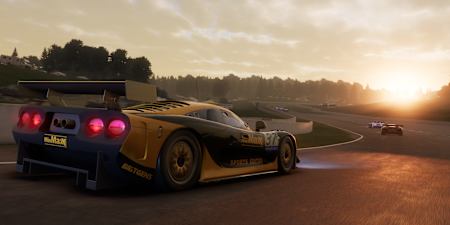 Screenshot aus Project Motor Racing zeigt ein Rennen bei Sonnenuntergang