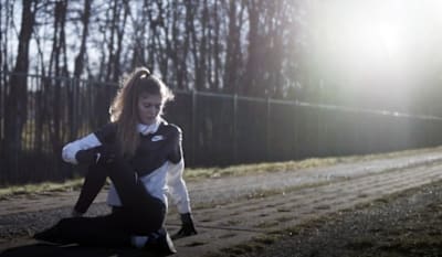La coureuse Konstanze Klosterhalfen s'étire pendant une séance d'entraînement à Leipzig, en Allemagne.
