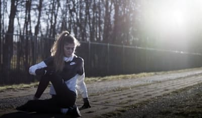 La coureuse Konstanze Klosterhalfen s'étire pendant une séance d'entraînement à Leipzig, en Allemagne.