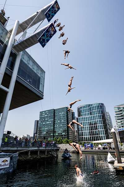 La plongeuse canadienne Molly Carlson plonge depuis la plateforme de 21 mètres lors de la première étape des Red Bull Cliff Diving World Series 2023 à Boston, aux États-Unis.