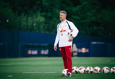 RB Leipzig-Coach Martin Demichelis auf dem Trainingsplatz mit Ball im Arm.