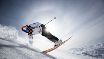 Freeskier Bene Mayer macht einen Nose Butter 360 im Schnee von Kamtschatka.