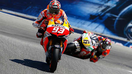 Marc Márquez is chased by Stefan Bradl