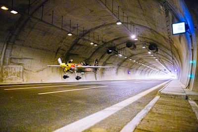 Dario Costa fliegt mit einem Flugzeug durch einen Tunnel.