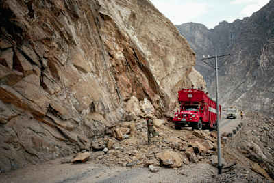 Un camión intenta pasar por encima de un desprendimiento de rocas en la Carretera Karakorum.