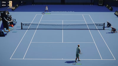Captura de pantalla de TopSpin 2K25 que muestra a Andre Agassi sirviendo contra Steffi Graf.
