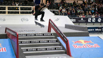 Alex Mizurov – Frontside Kickflip