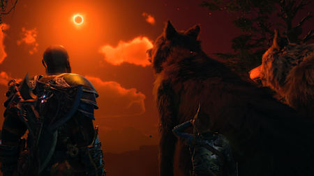 La captura de pantalla de God of War Ragnarok para PlayStation 5 muestra a Kratos, Atreus y dos lobos durante un eclipse solar.