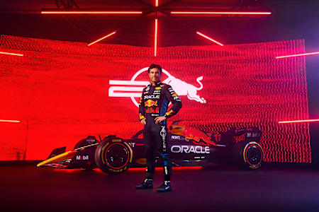 Portrait du pilote Sergio Pérez devant la monoplace RB20 d'Oracle Red Bull Racing pour la saison 2024 de F1.