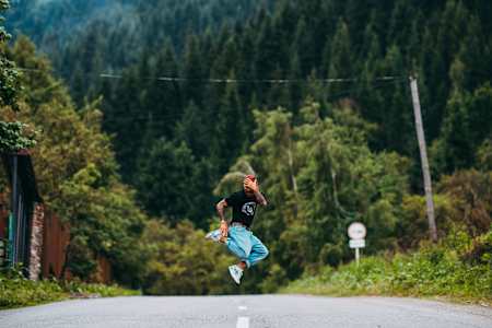 B-boy Jey pose pour un portrait dans les montagnes d'Almaty avant le deuxième jour du Red Bull BC One Camp 2018 au Kazakhstan.
