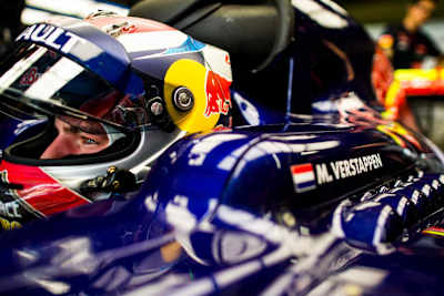 Max Verstappen en su Scuderia Toro Rosso durante los entrenamientos del Gran Premio de Brasil, 2015.
