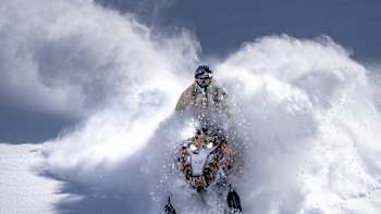 Logan Pehota fährt ein Schneemobil durch Poweder während der Dreharbeiten für "Workhorse" in den Coast Mountains von British Columbia.