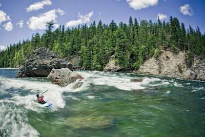 Un kayakista en Clearwater River.