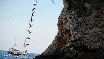 Kent de Mont dives from 26 metre platform