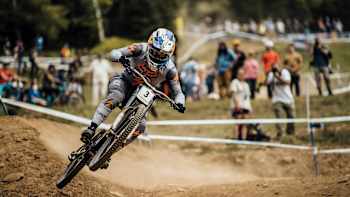 Loïc Bruni performt beim UCI Downhill World Cup 2021 in Snowshoe, USA. 