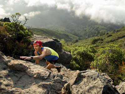 El ultrarunner Dylan Bowman corre por el Monte Tamalpais en Marin, EEUU, el 18 de agosto de 2016.