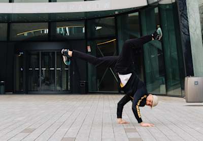 B-Boy Thomaz robi handstand freeze