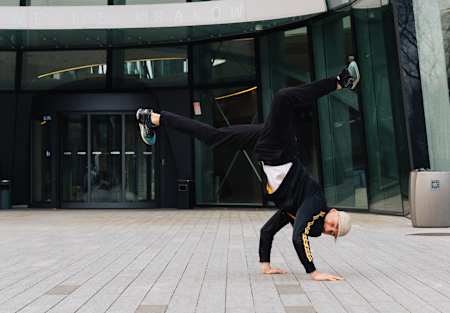B-Boy Thomaz robi handstand freeze
