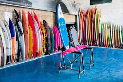 Surf : Justine Dupont nous explique l'utilisation et les caractéristiques de ses planches de surf.