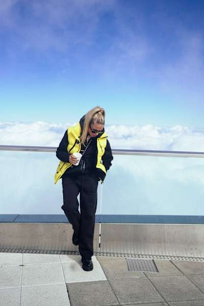 Loredana steht, mit Sonnenbrillee, auf dem Gipfel des Pilatus.