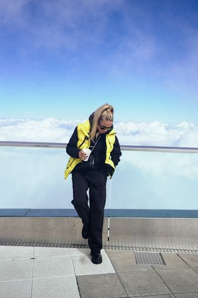 Loredana steht, mit Sonnenbrillee, auf dem Gipfel des Pilatus.