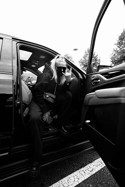 Loredana steigt aus einem SUV.