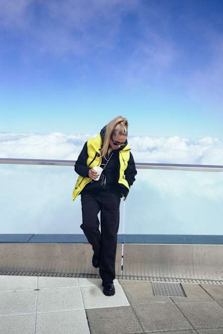 Loredana steht, mit Sonnenbrillee, auf dem Gipfel des Pilatus.