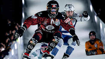 Paavo Klintrup, Kyle Croxall, Gabriel Andre y Joonas Kautto compiten durante el Red Bull Crashed Ice en Yokohama, Japón, el 8 de diciembre de 2018.