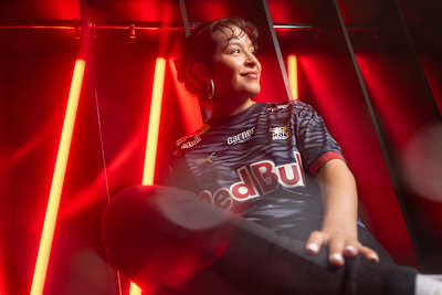 RBLZ_Ebru sonriendo de perfil con la camiseta de RBLZ Gaming.