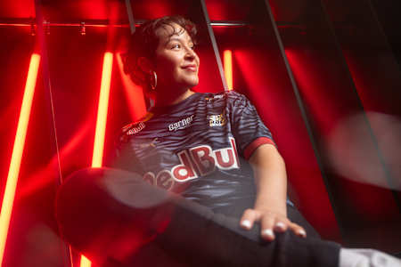 RBLZ_Ebru souriant de profil avec le maillot de RBLZ Gaming.