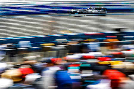 La Formule 1 barzingue à 380km/h laissant sur place la Formule E qui s’époumone pour atteindre 225km/h.