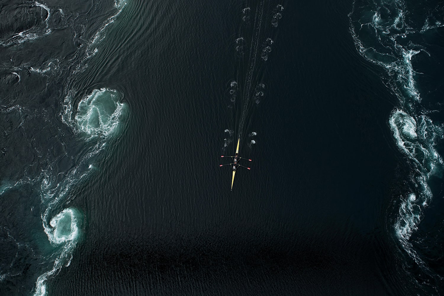 Kjetil Borch og Nils Jakob Hoff ror mot Saltstraumen