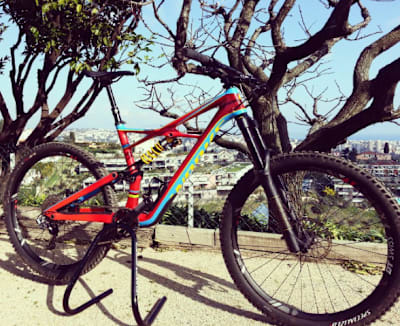 Le modèle du vélo VTT enduro du pilote Loic Bruni pour le Red Bull Foxhunt en en Irlande du Nord.